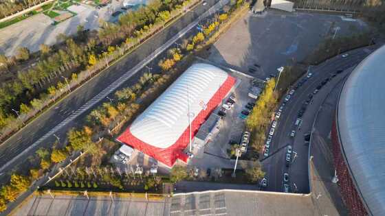 AirBrother 30 × 50m Tòa nhà niêm phong được hỗ trợ bởi không khí 1,500m2 Giải pháp mái vòm mô đun